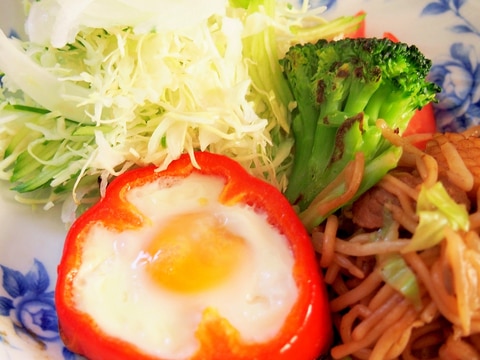 クリスマスに食べたい♫パプリカの目玉焼き